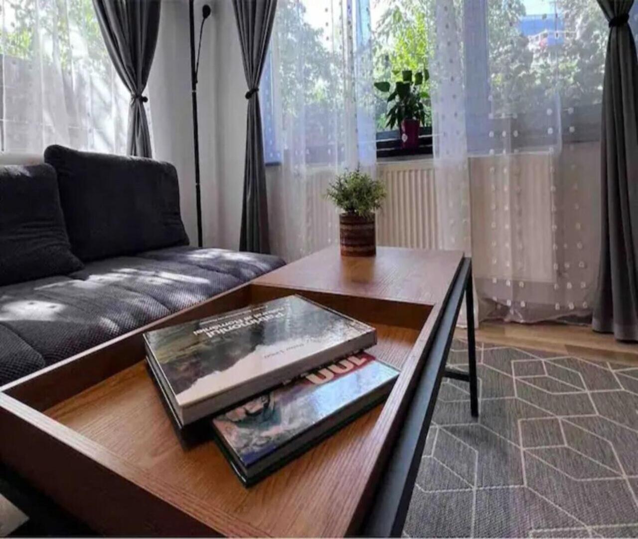 Vila Luminoasa Cu Curte Privata Bucarest Extérieur photo