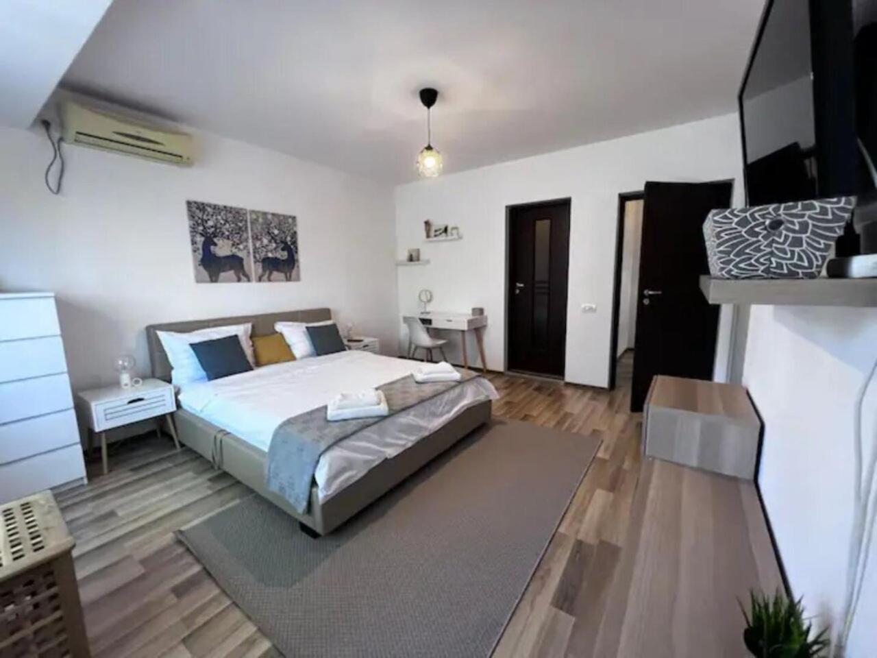 Vila Luminoasa Cu Curte Privata Bucarest Extérieur photo