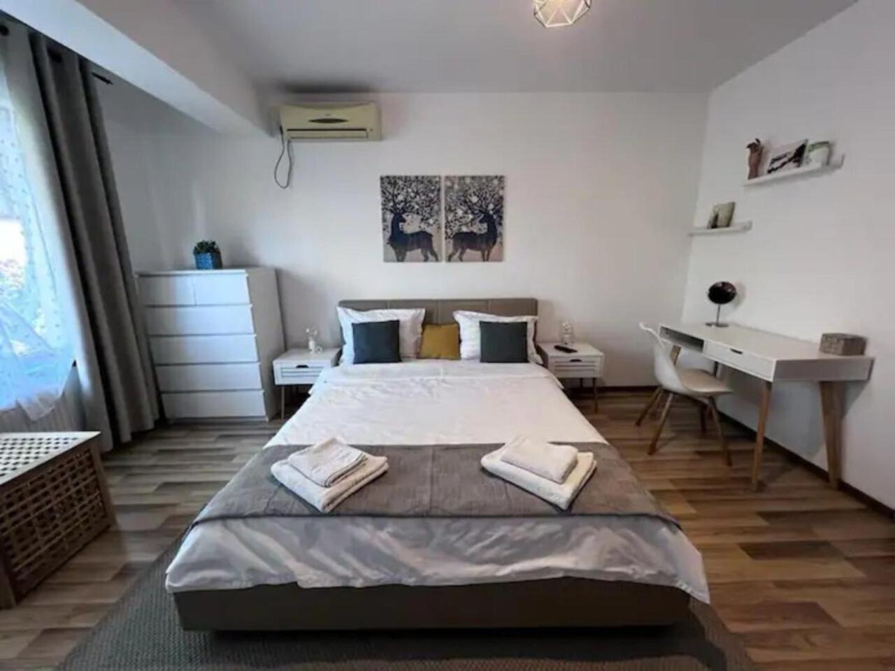Vila Luminoasa Cu Curte Privata Bucarest Extérieur photo