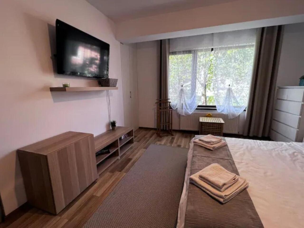 Vila Luminoasa Cu Curte Privata Bucarest Extérieur photo