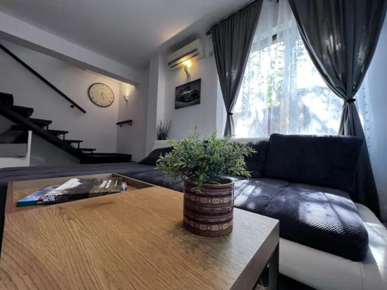 Vila Luminoasa Cu Curte Privata Bucarest Extérieur photo